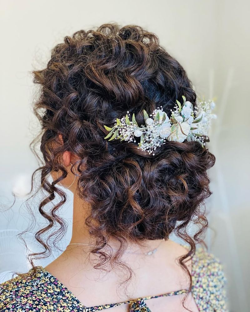 Updo rizado con flores