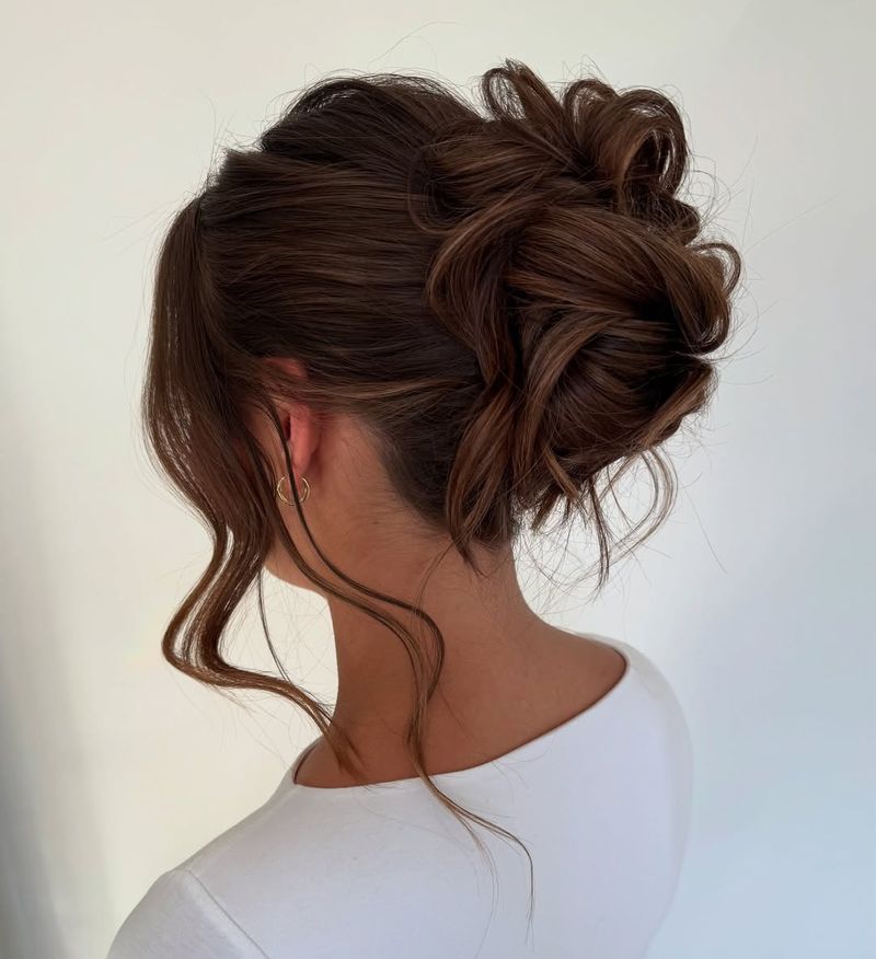 Chignon moderne et désordonné