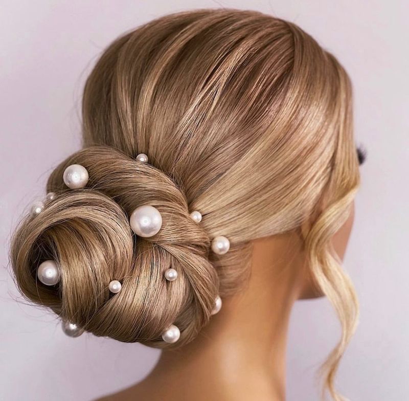 Gedraaide chignon met parels