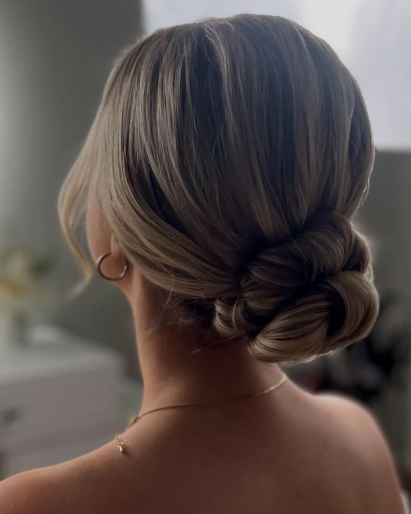 Uno chignon basso elegante