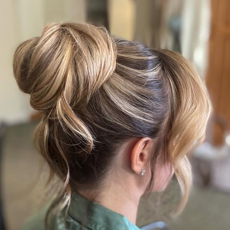 Chignon alto con mèches