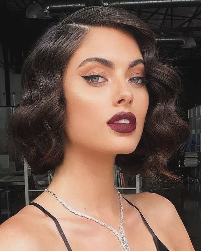 Elegant Vintage Waves