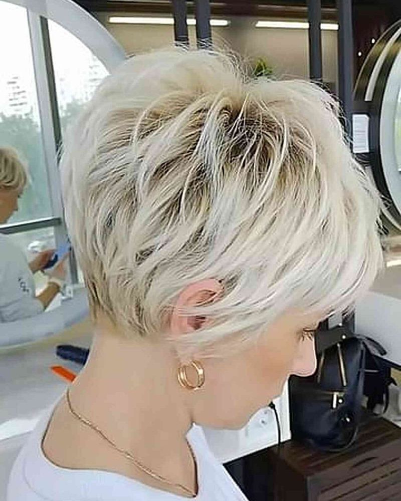 Pixie désordonné avec coupe en dessous