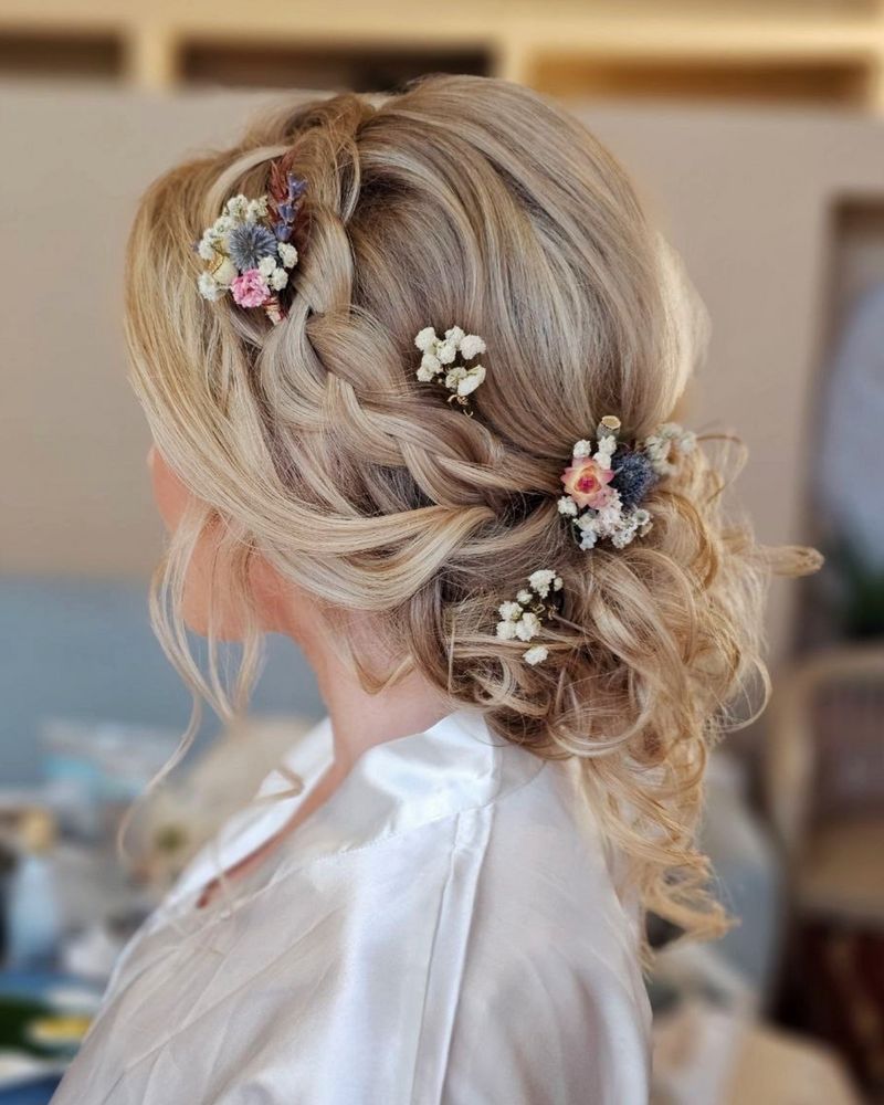 Penteado entrançado com flores