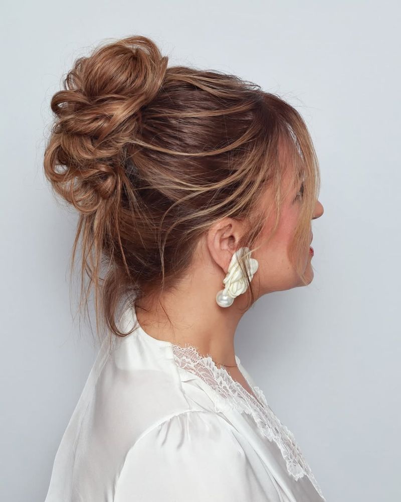 Chignon désordonné avec des mèches