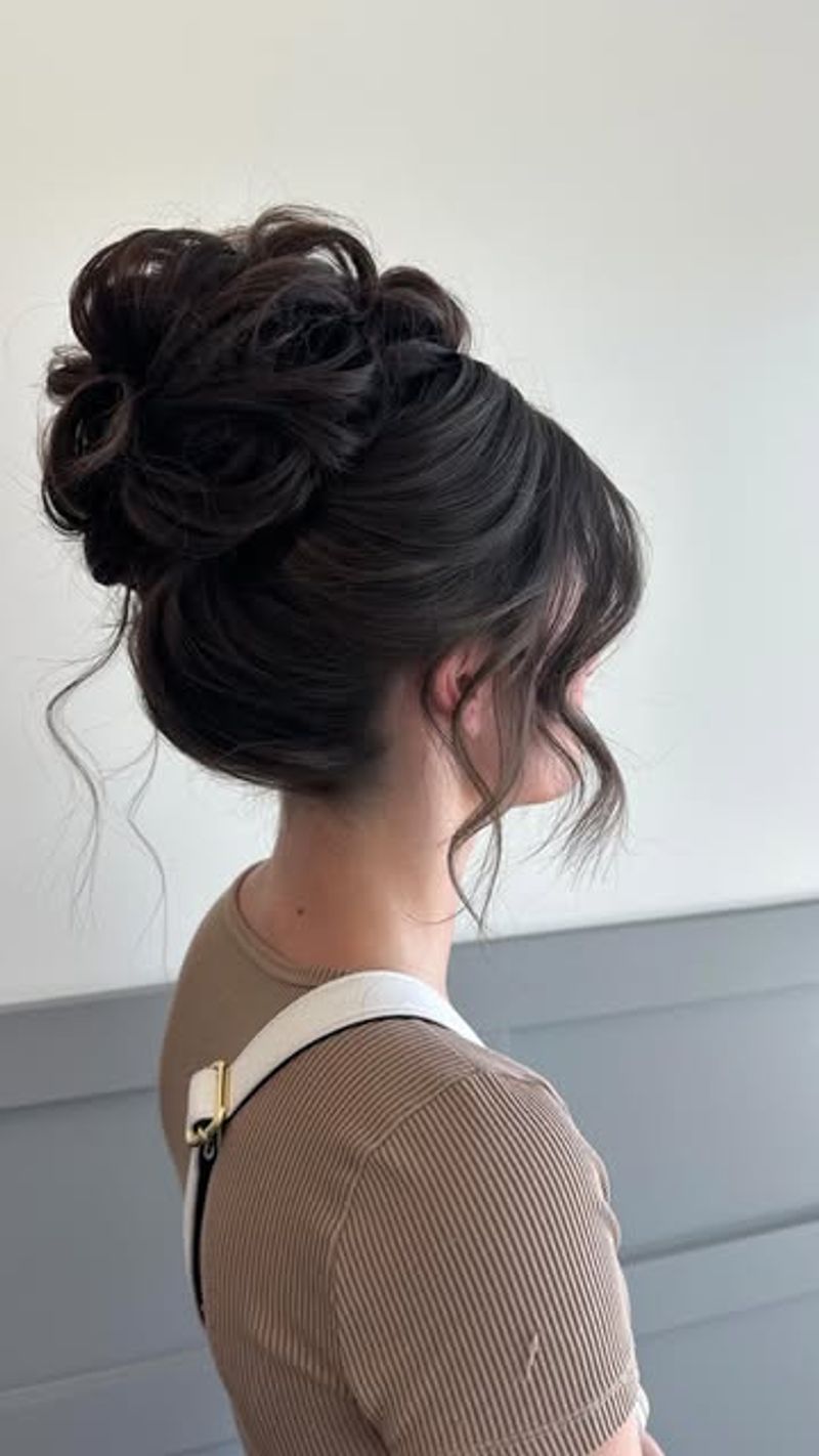 Chignon haut volumineux