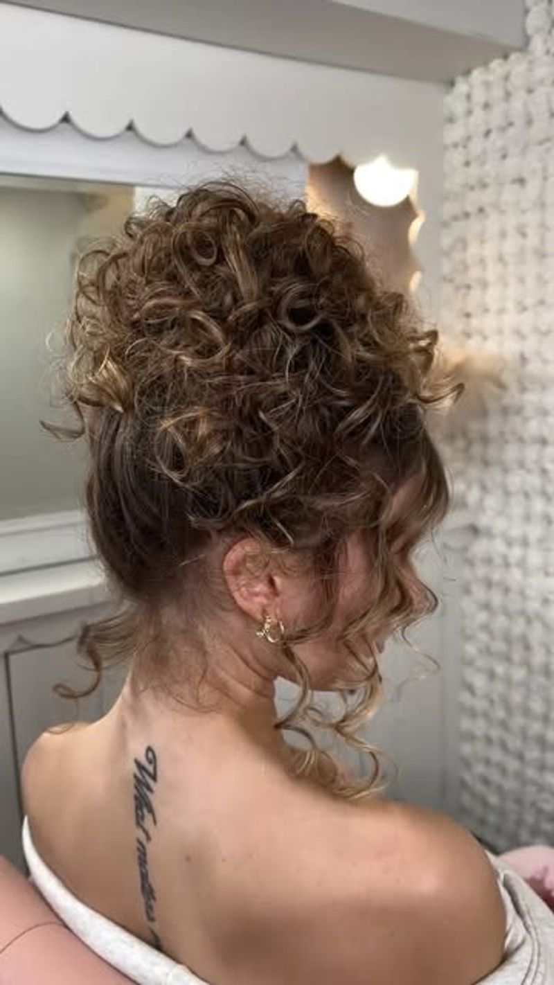 Penteado encaracolado romântico