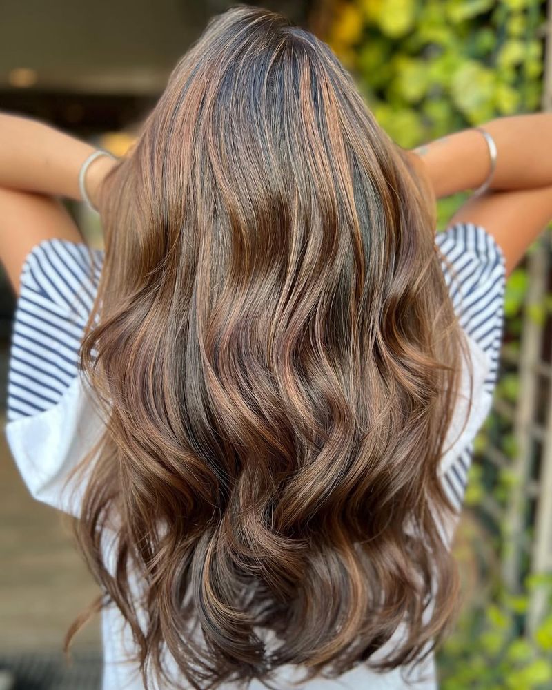 Cascading Waves with Subtle Highlights