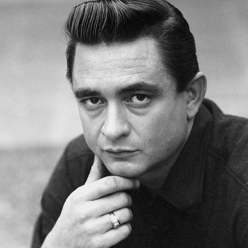 I capelli lisciati all'indietro di Johnny Cash