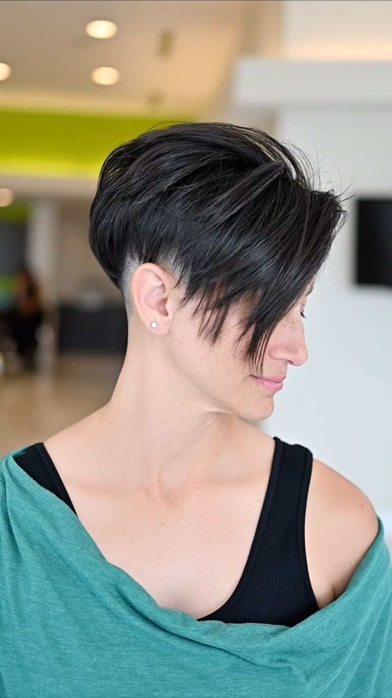 Pixie Cut met Undercut