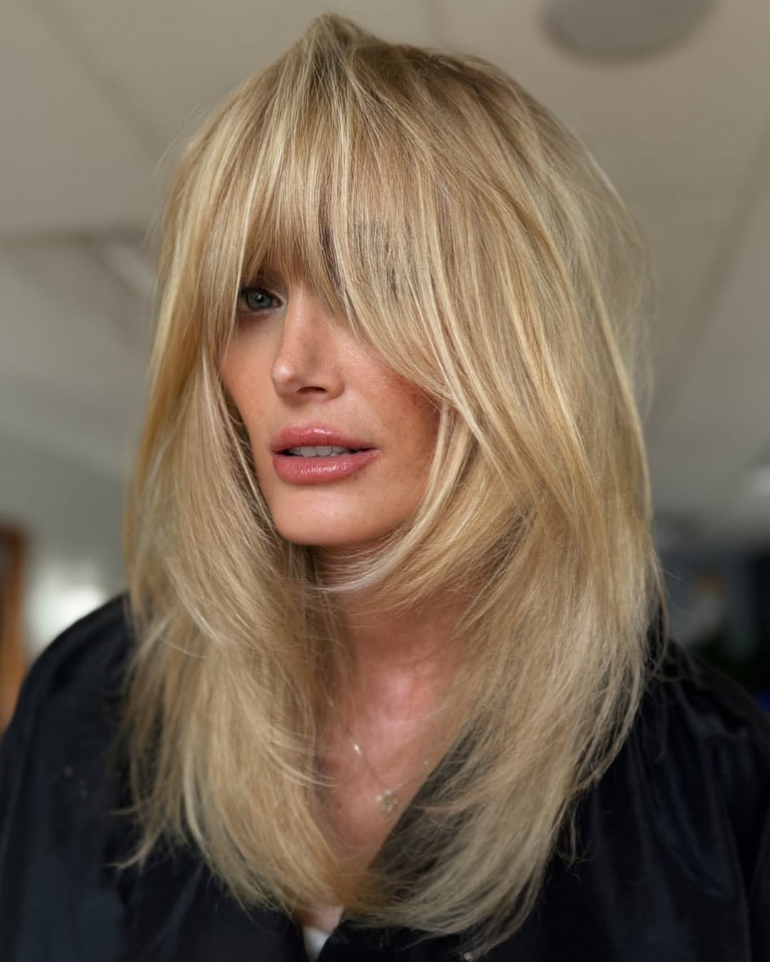 Capelli a strati con frangia a tendina