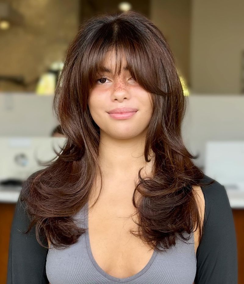 Graduated Midi Cut with Curved Cheekbone-Grazing Fringe