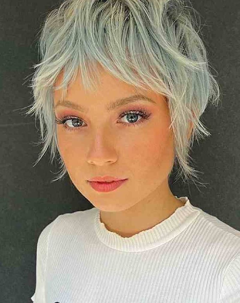 Pixie despenteado com franja comprida