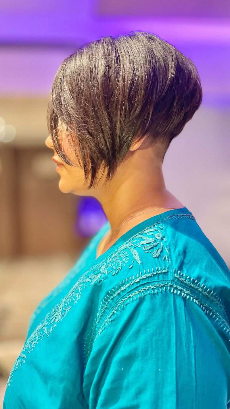 Bob angulaire avec coupe en dessous de la tête