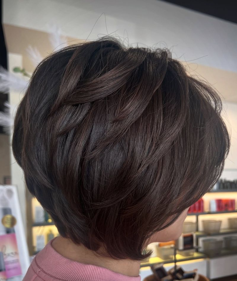 Cabelo Pixie com penas