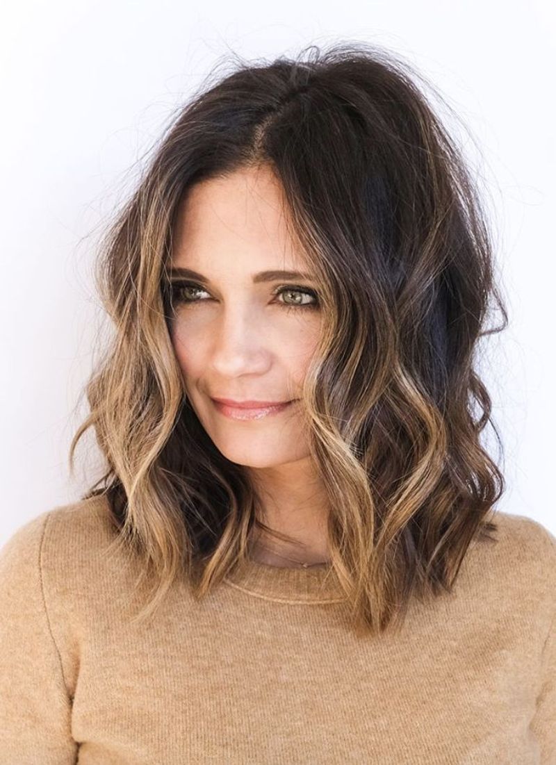 Wavy Lob with Face-Framing Highlights