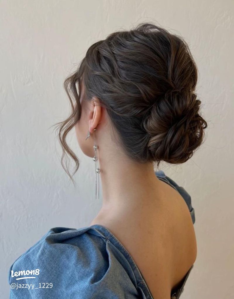 Chignon basso e disordinato