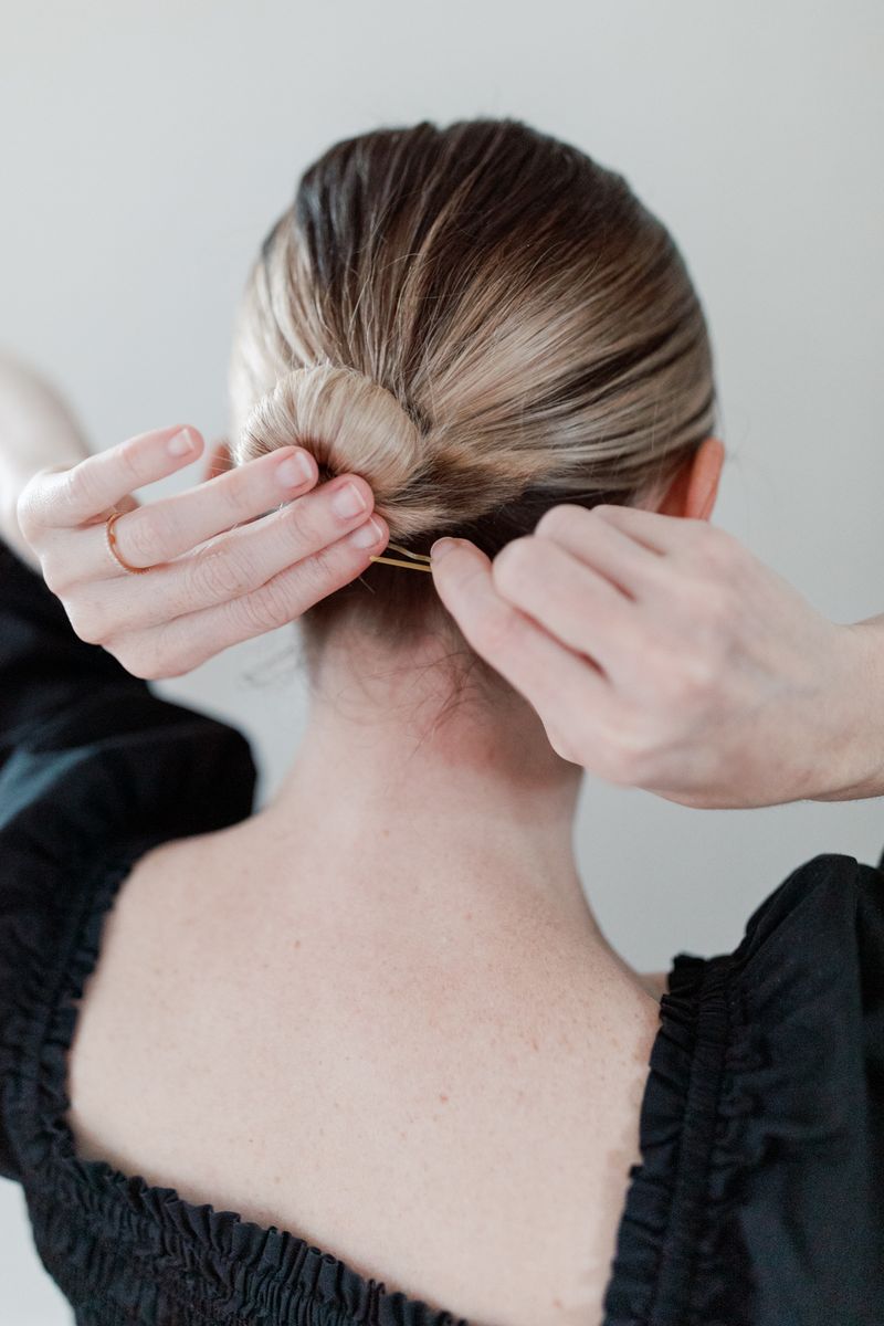 Uno chignon laterale elegante