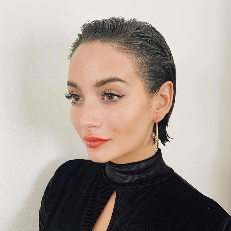 Look húmido penteado para trás