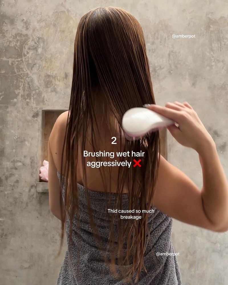 Spazzolare i capelli bagnati in modo aggressivo