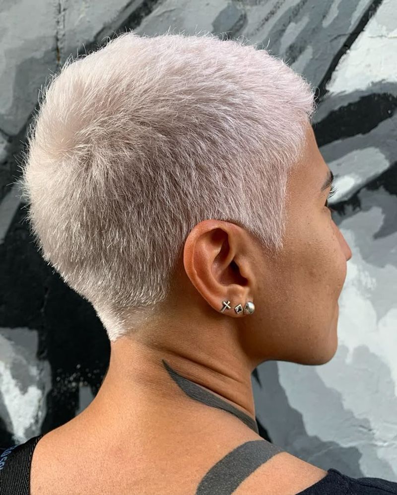 Platina Blond Buzz Cut