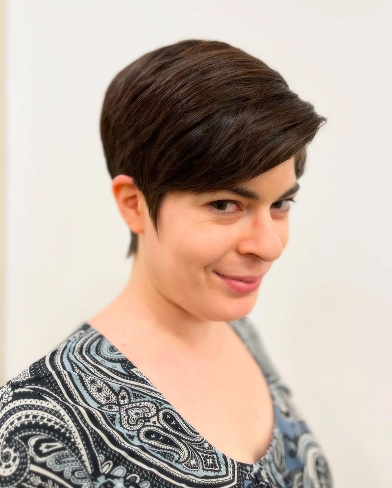 Elegante Pixie con barrido lateral