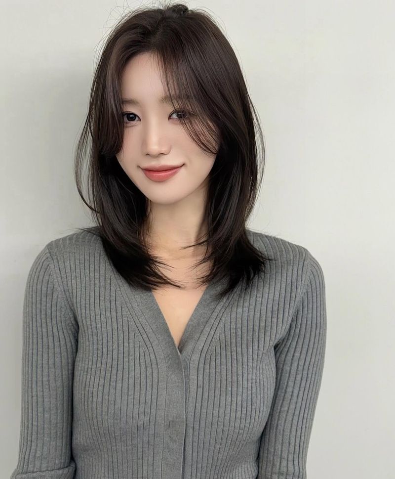 Collarbone-Skimming Cut