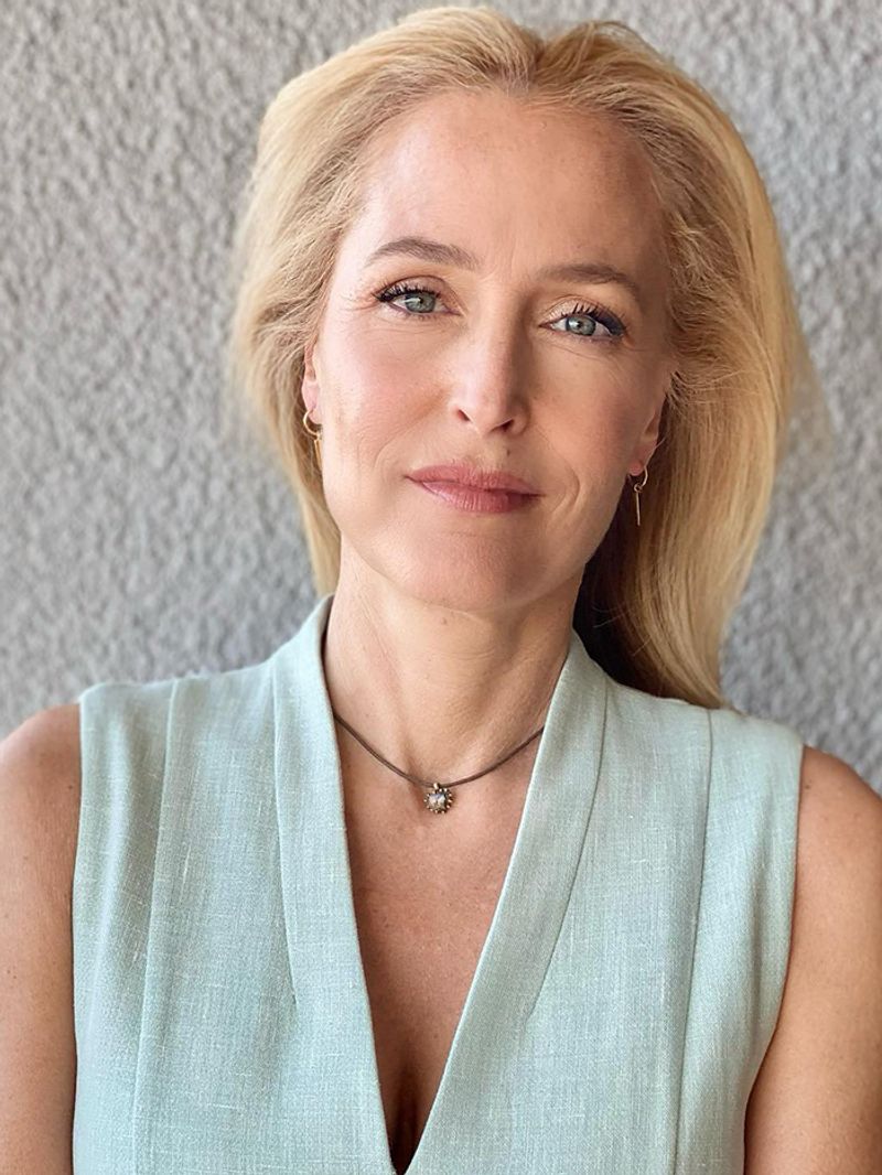Gillian Anderson's Tousled Blonde Bob
