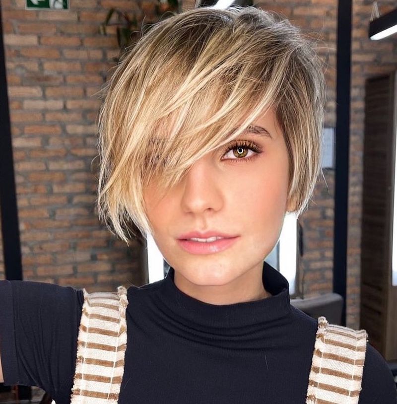 Pixie com franja comprida