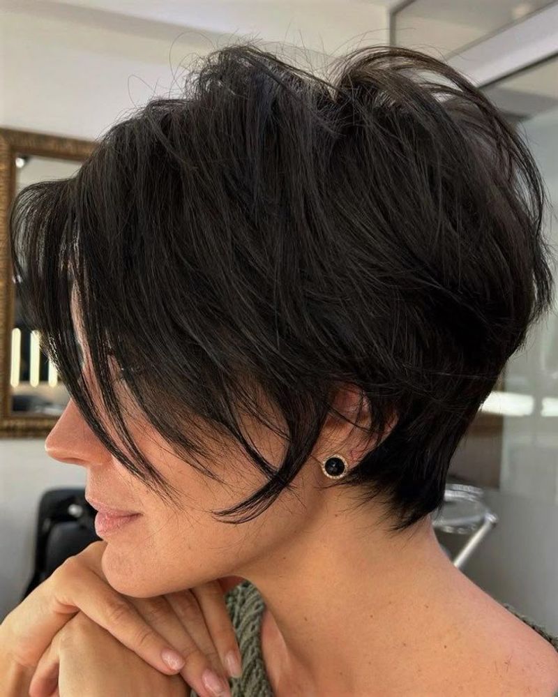 Pixie dégradé avec longue frange