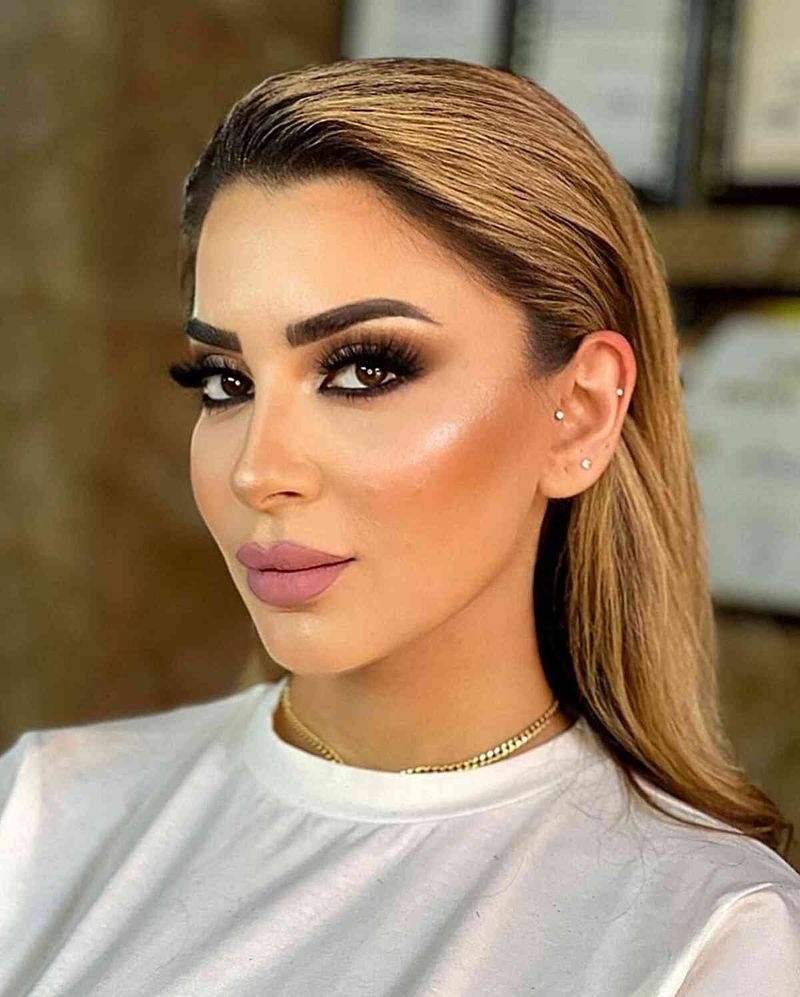 Look húmido penteado para trás