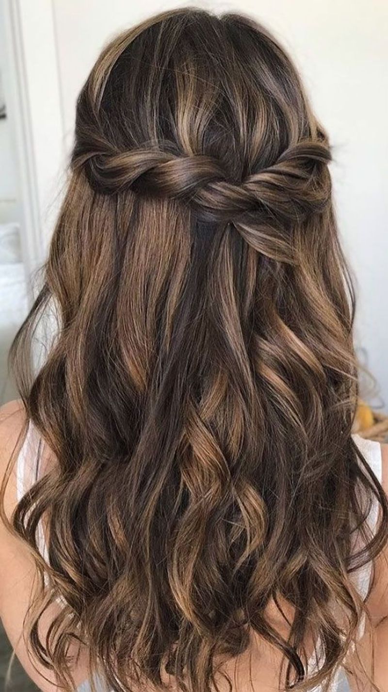 Stile Twisted Half-Up