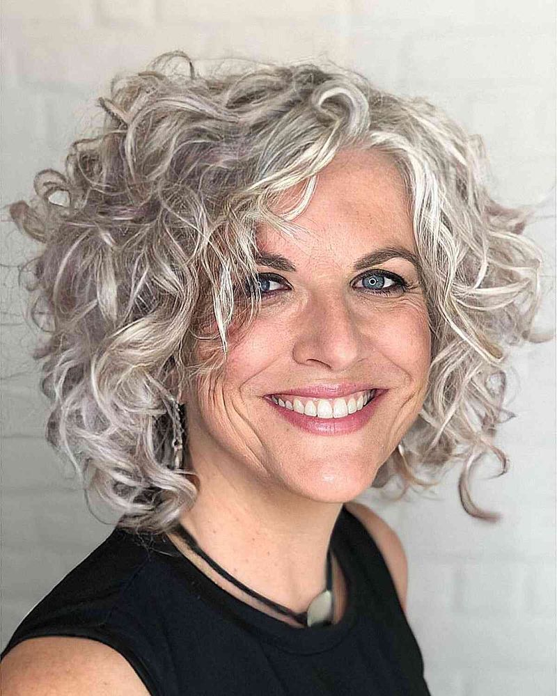 Cabelo encaracolado volumoso