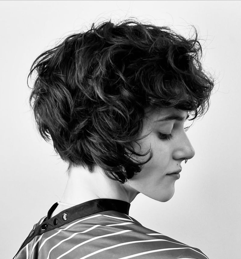 Pixie rizado con volumen