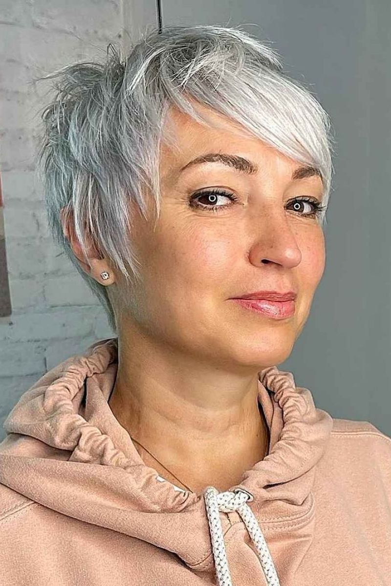 Pixie peinado hacia un lado