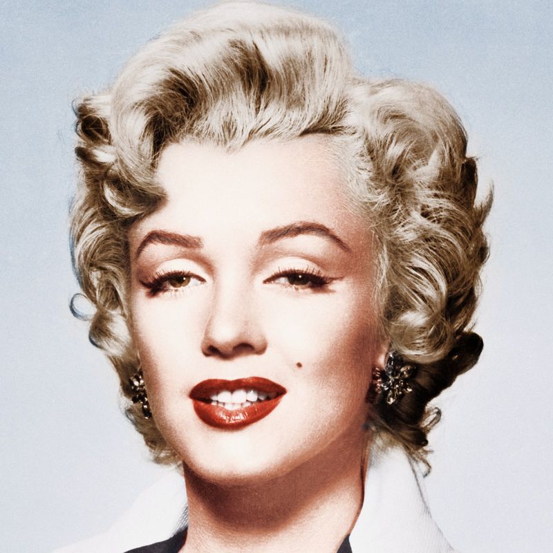 The Marilyn-Inspired Platinum Curls