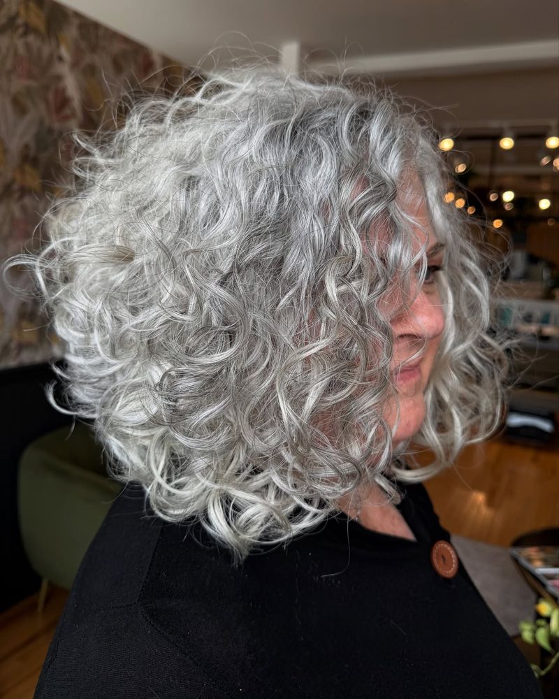 Cabelo encaracolado volumoso