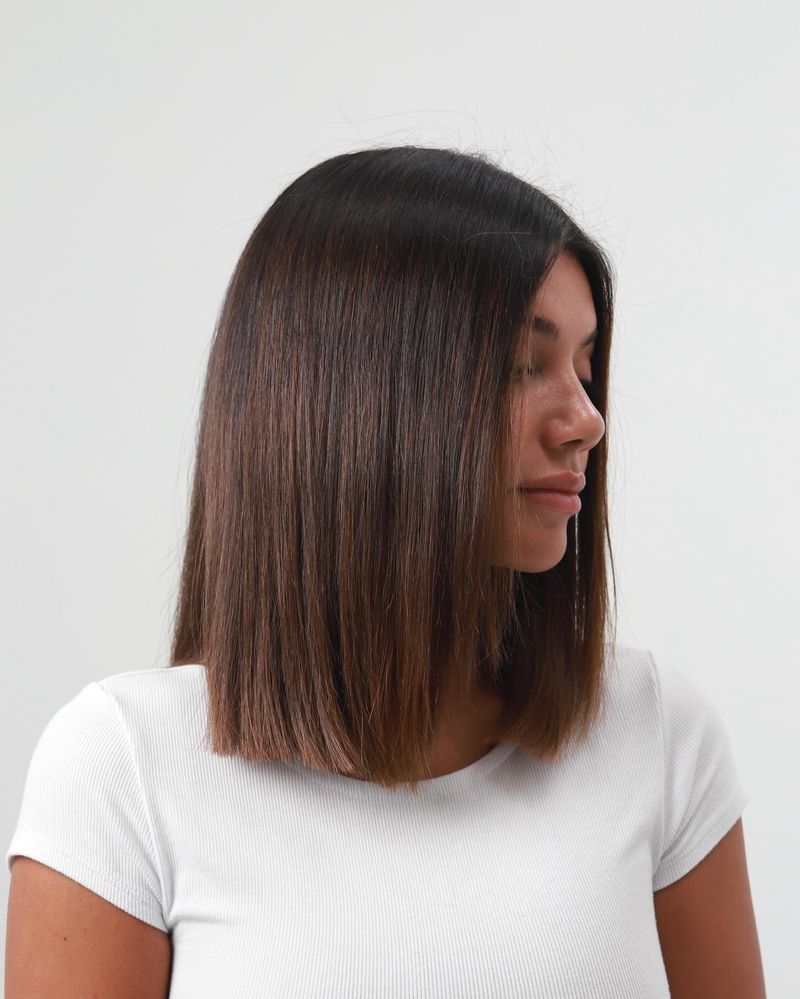 Collarbone-Skimming Blunt Lob