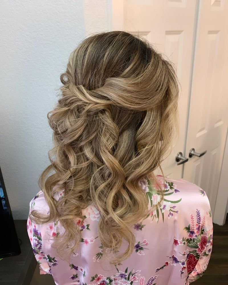 Gedraaide half-up stijl