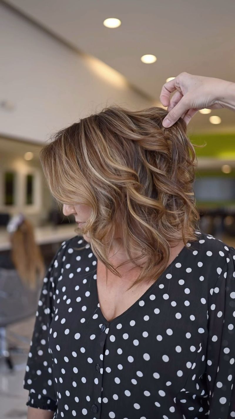 Wavy Lob with Face-Framing Highlights