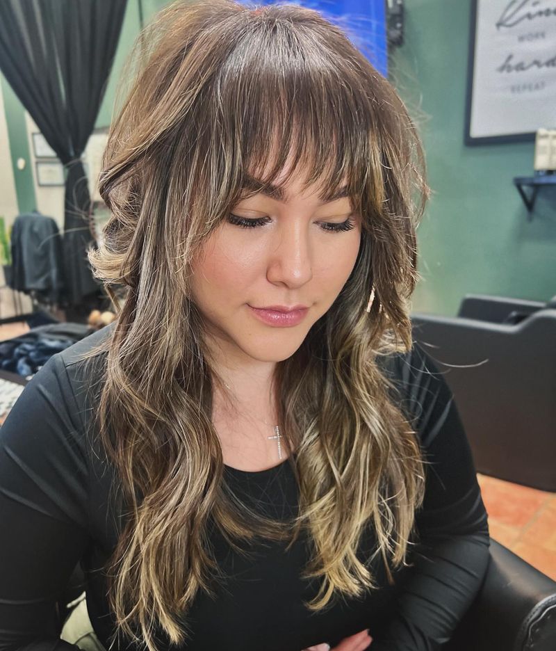 Corte a capas con flequillo ondulado