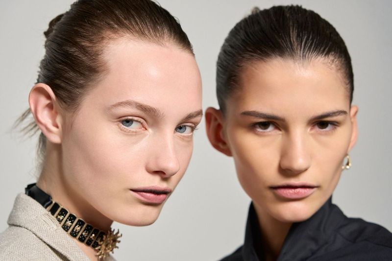 Estilos de cabelo penteado para trás