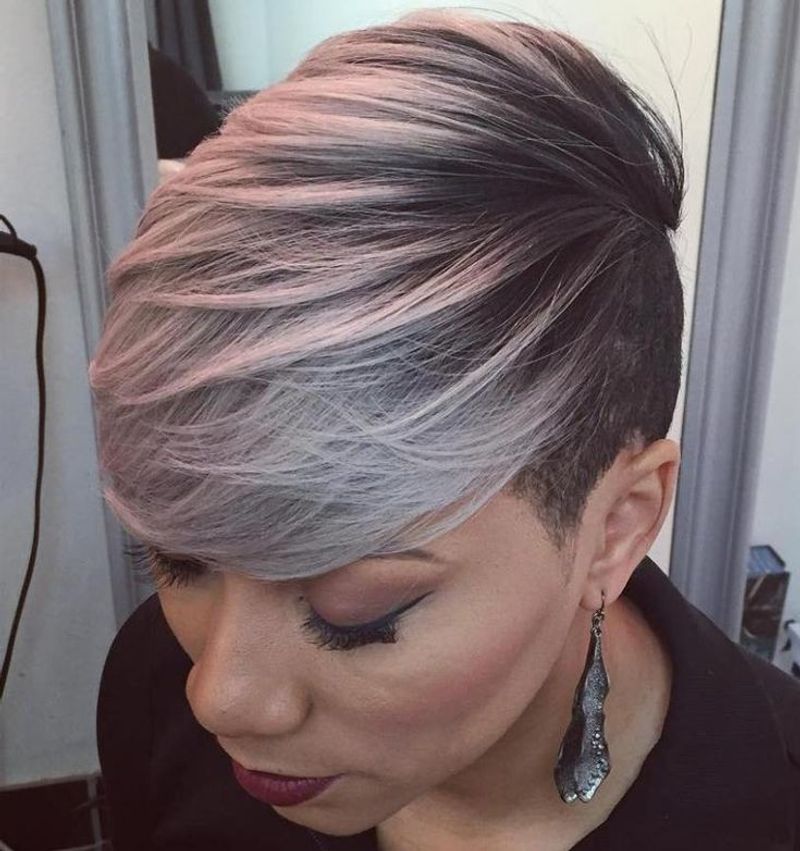 Pixie peinado hacia un lado
