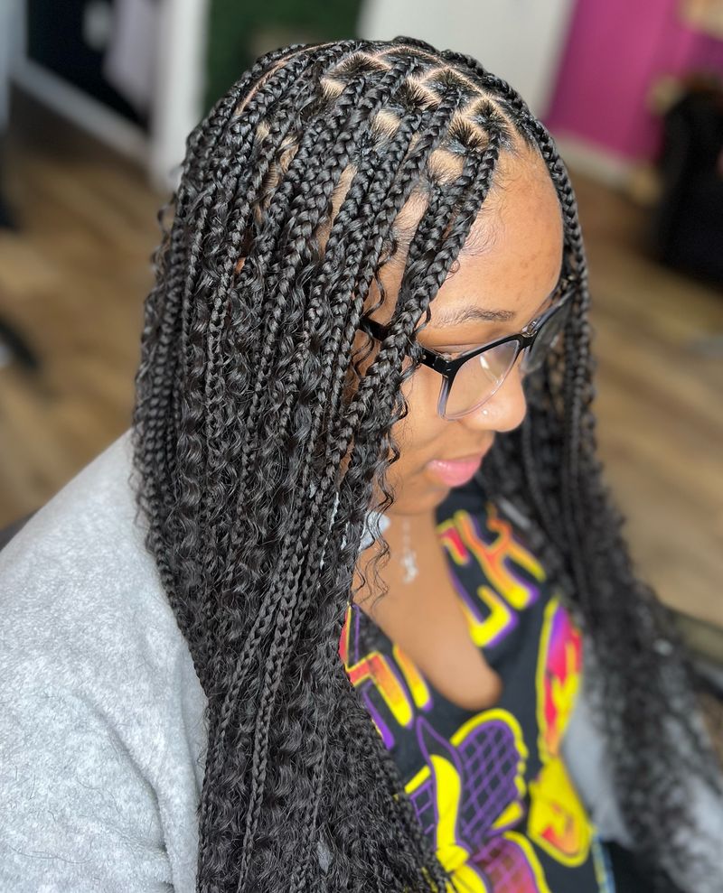 Trendy: Medium Knotless Box Braids