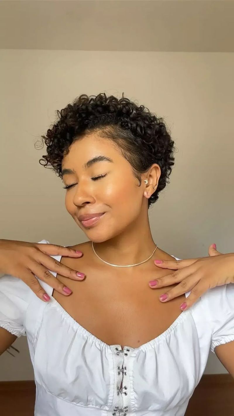 Pixie encaracolado com volume