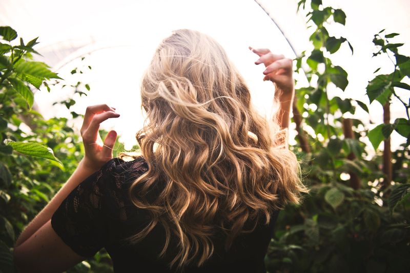 Strengthens Hair Follicles