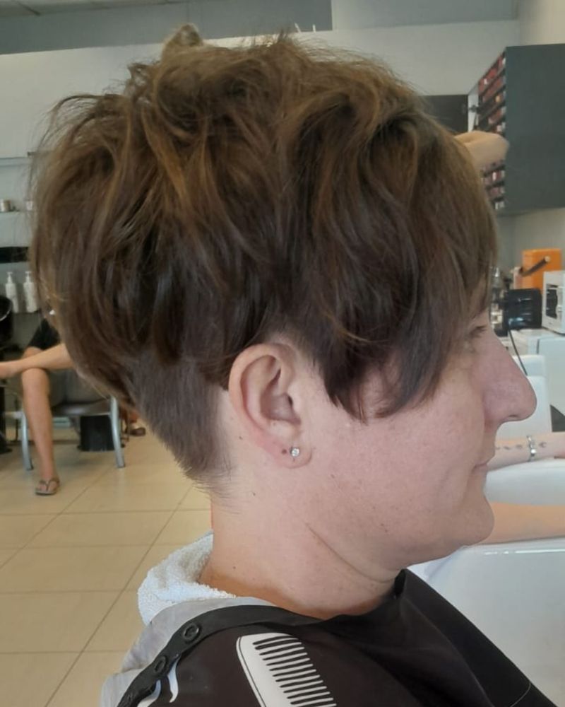 Pixie peinado hacia un lado