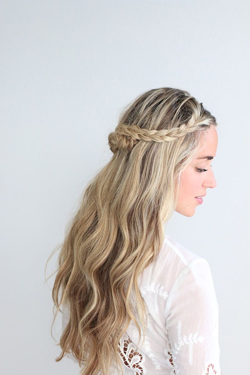 Corona trenzada con ondas sueltas