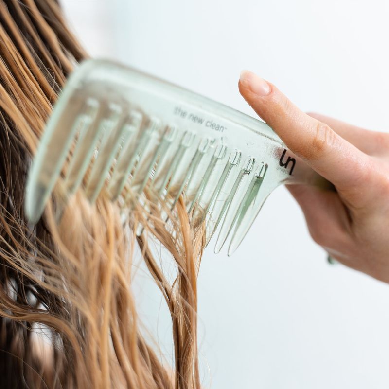Brosser les cheveux mouillés de manière agressive