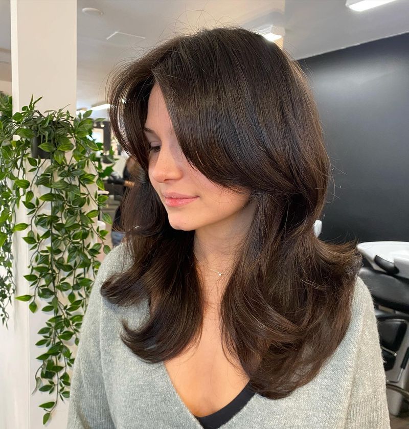 Voluminous Mid-Length Cut with Rounded Layers